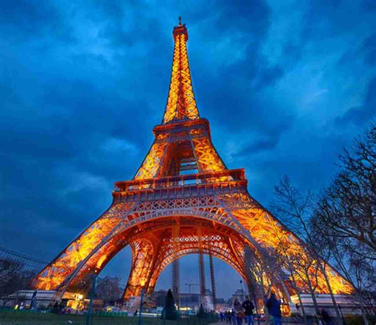 Admire The Iconic Eiffel Tower In All Its Glory Hey Kids Let S Visit New York City: Fun Facts And Amazing Discoveries For Kids (Hey Kids Let S Visit Travel #3)