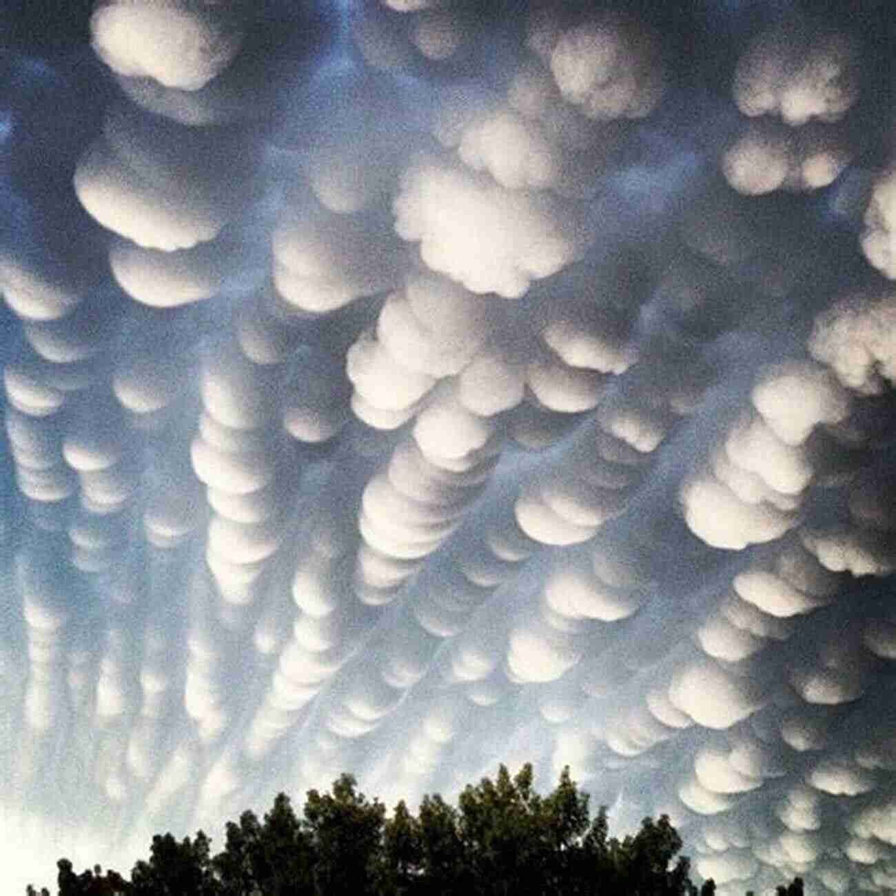 Mammatus Clouds An Unusual Formation Resembling Bubble Like Pouches Hanging From The Sky Unusual Weather 24 Strange Views