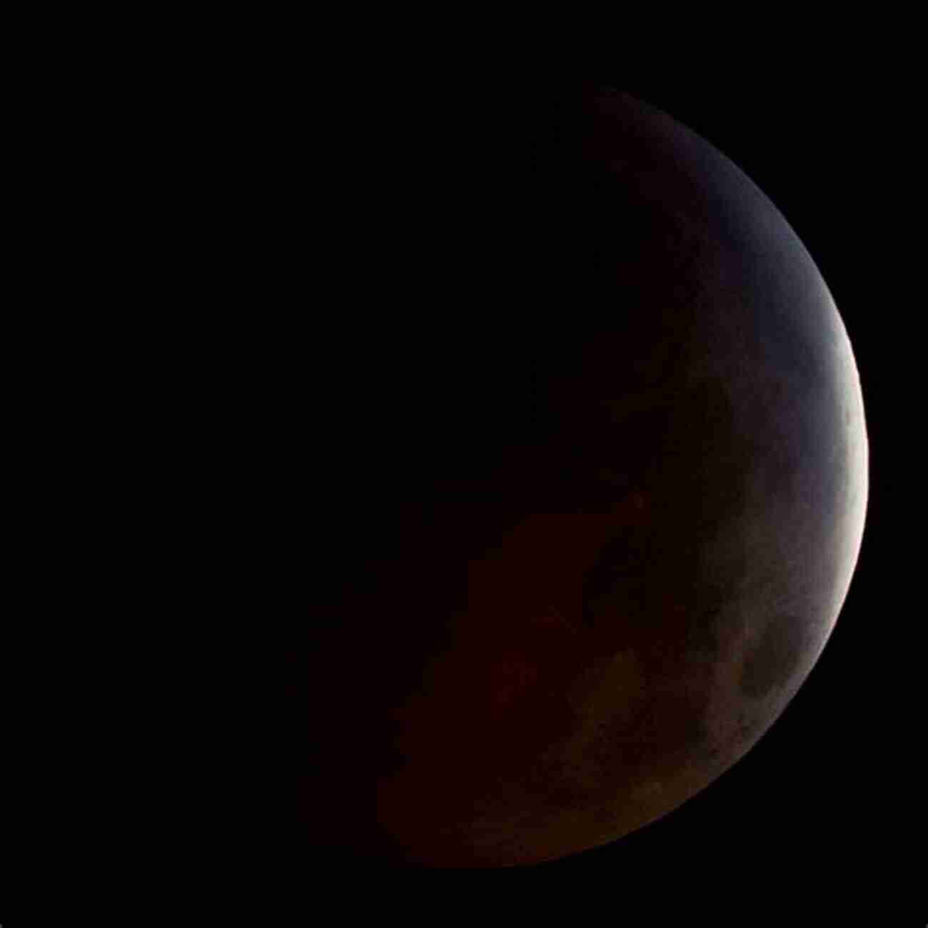 Supermoon Eclipse A Rare Combination Of A Supermoon And A Lunar Eclipse Unusual Weather 24 Strange Views